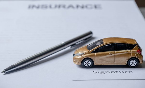 Assurance auto homme et femme : vérités et idées reçues